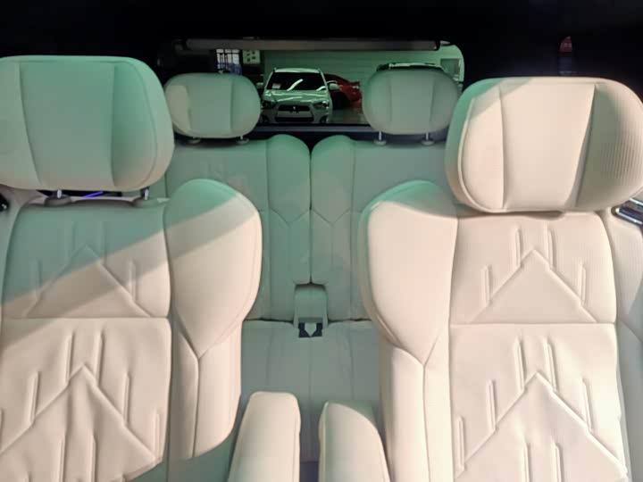 Фото 24 - Zeekr 009