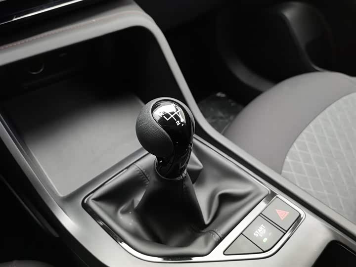 Фото 13 - Roewe i5