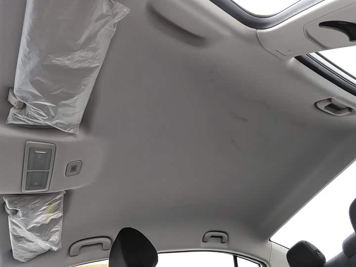 Фото 14 - Roewe i5