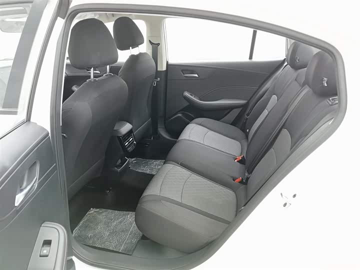 Фото 15 - Roewe i5