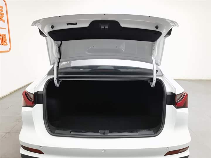 Фото 16 - Roewe i5