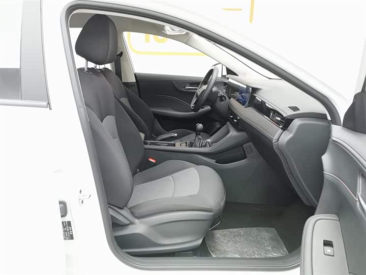 Фото 23 - Roewe i5