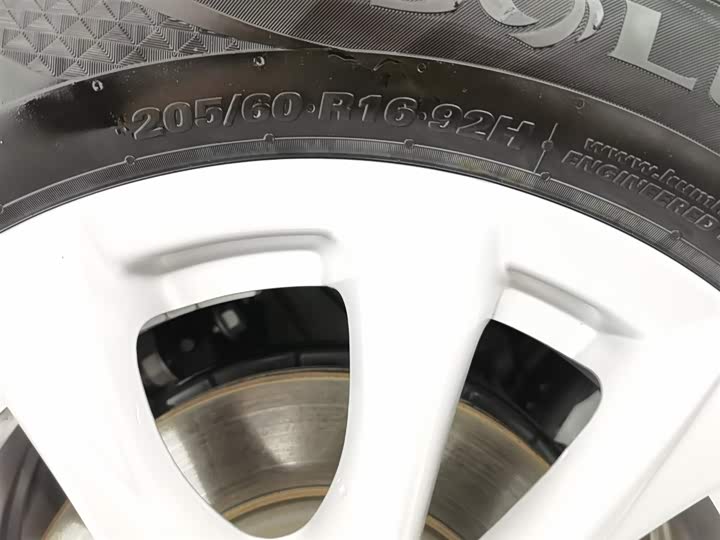 Фото 24 - Roewe i5