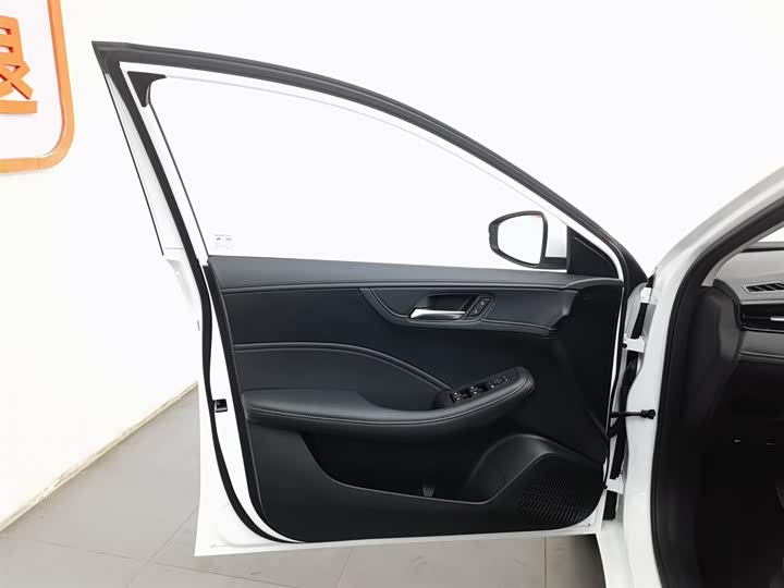 Фото 8 - Roewe i5