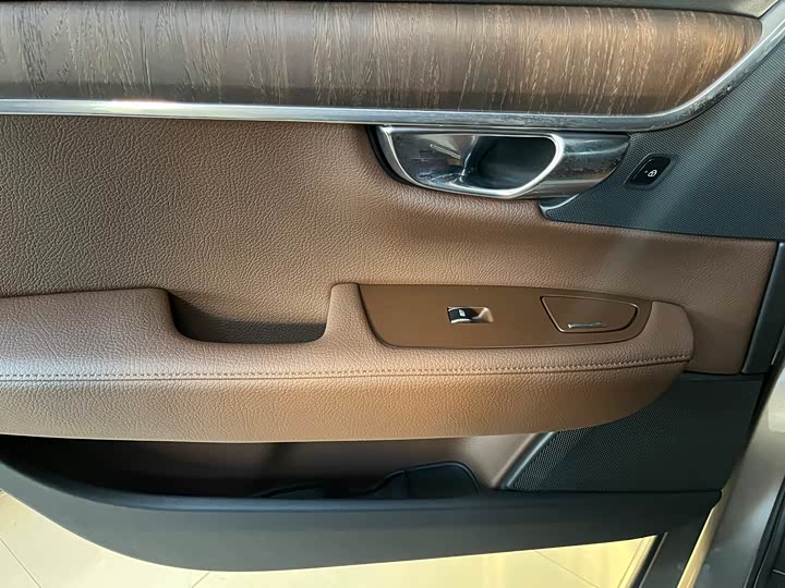 Фото 10 - Volvo S90