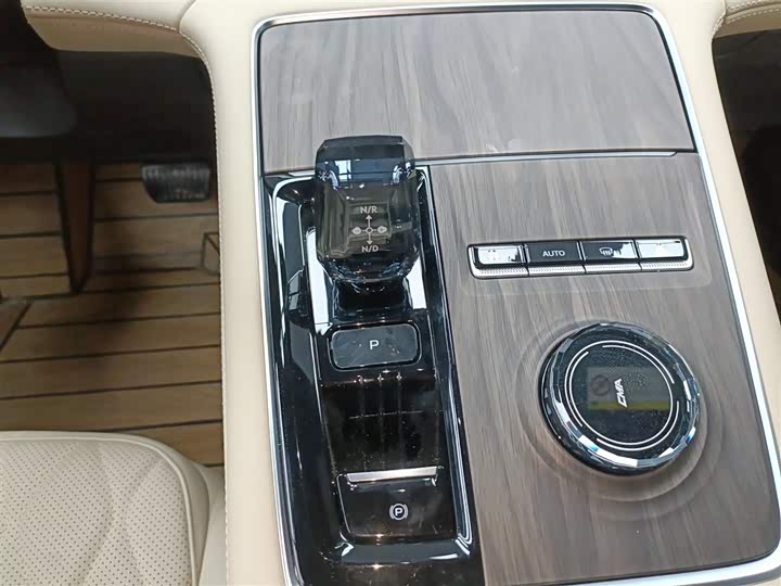 Фото 14 - Geely Monjaro