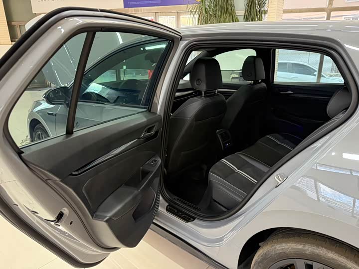 Фото 17 - Volkswagen Golf