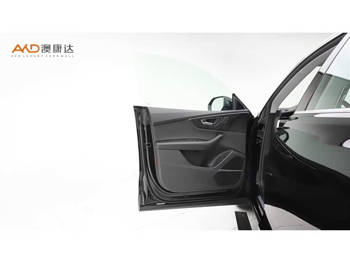 Фото 10 - Audi Q8