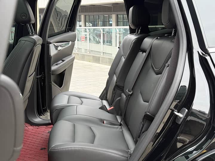 Фото 10 - Cadillac XT6