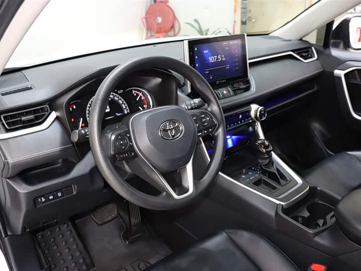 Фото 10 - Toyota RAV4