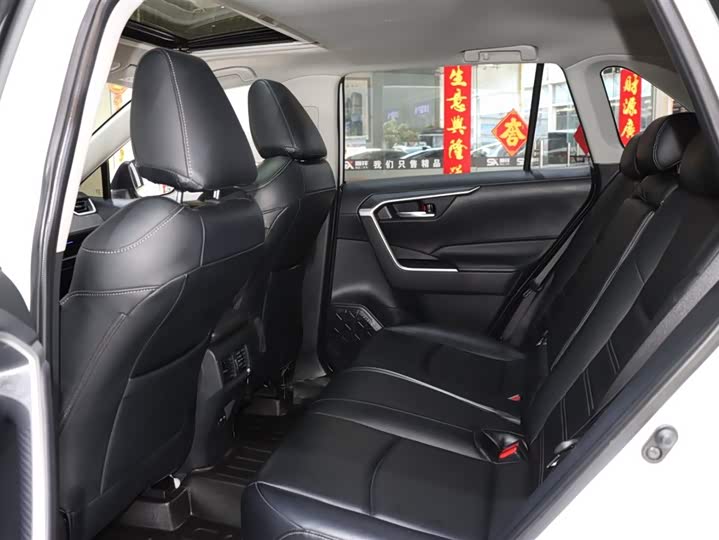 Фото 11 - Toyota RAV4