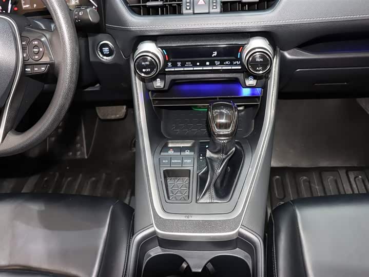 Фото 15 - Toyota RAV4