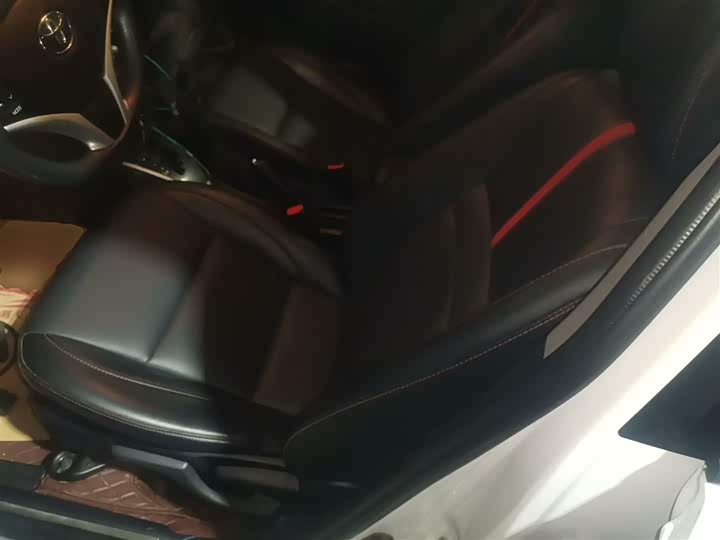 Фото 15 - Toyota Yaris L Hatchback