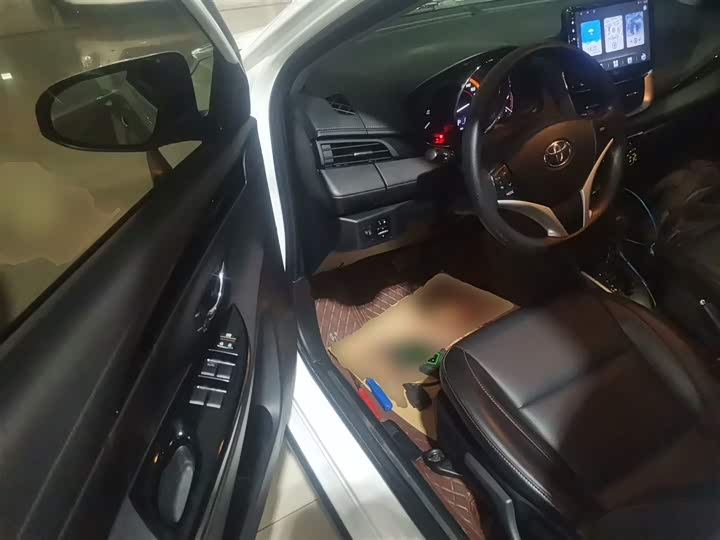 Фото 16 - Toyota Yaris L Hatchback