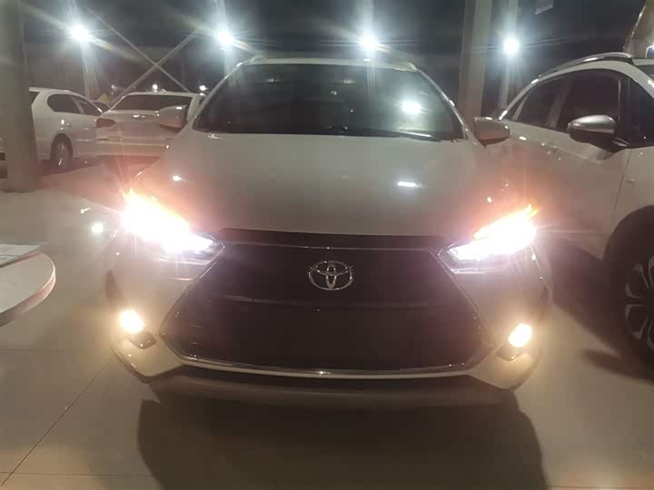 Фото 3 - Toyota Yaris L Hatchback