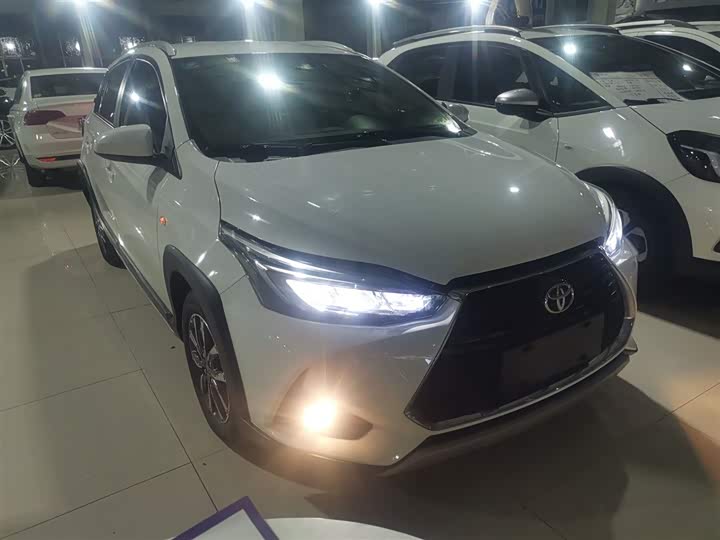 Фото 4 - Toyota Yaris L Hatchback