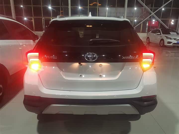 Фото 6 - Toyota Yaris L Hatchback