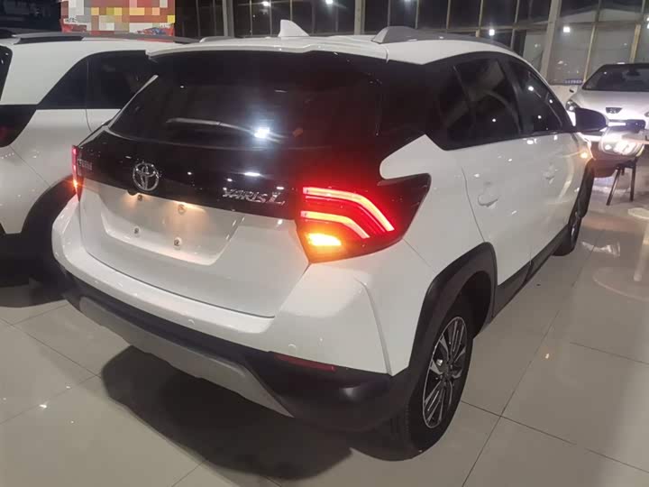 Фото 7 - Toyota Yaris L Hatchback