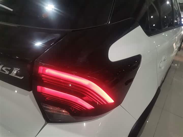 Фото 8 - Toyota Yaris L Hatchback