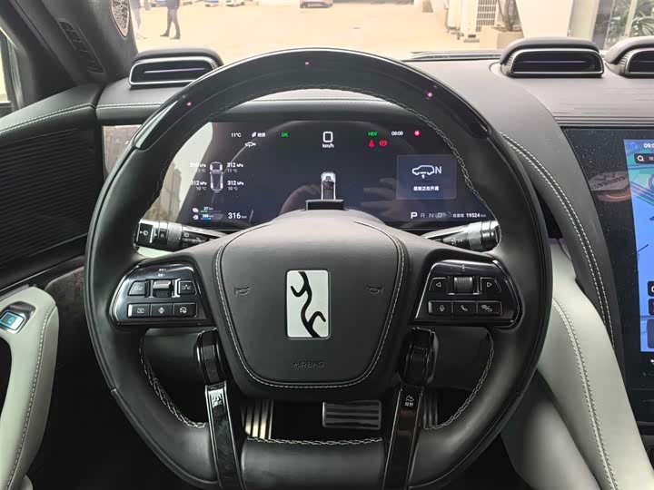 Фото 9 - BYD Yangwang U8