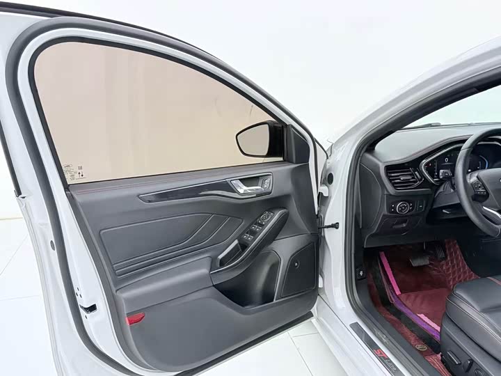 Фото 19 - Ford Focus