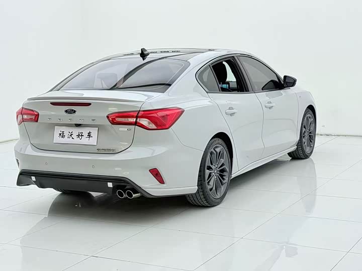 Фото 23 - Ford Focus