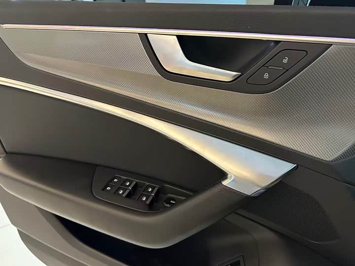 Фото 11 - Audi A6L