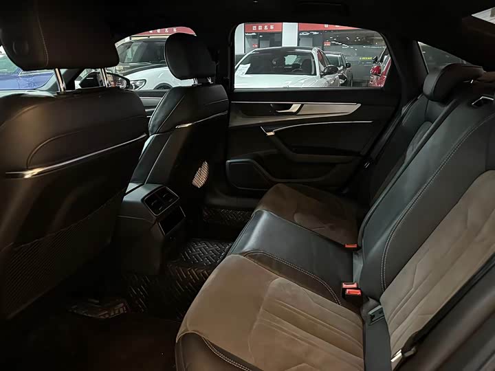 Фото 12 - Audi A6L