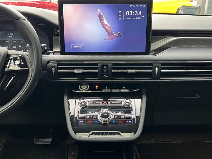 Фото 13 - Lincoln Corsair