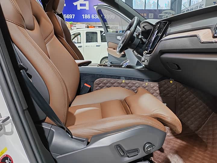 Фото 10 - Volvo XC60