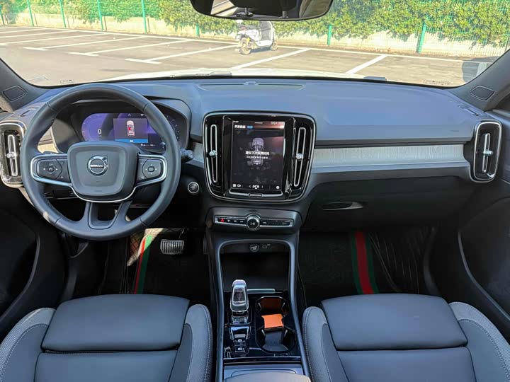 Фото 9 - Volvo XC40