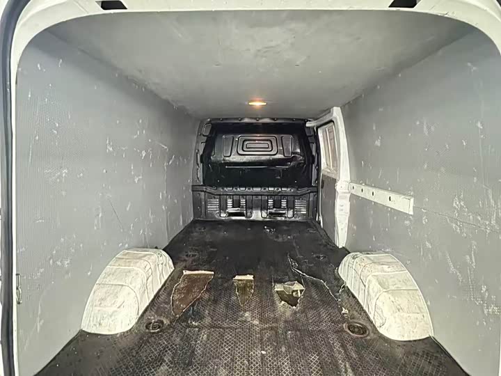 Фото 8 - Maxus EV30