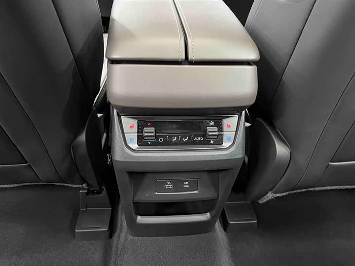 Фото 12 - Ford Edge