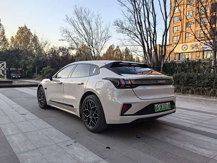 Фото 7 - Zeekr 001