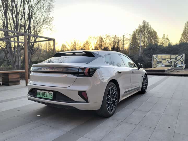 Фото 9 - Zeekr 001