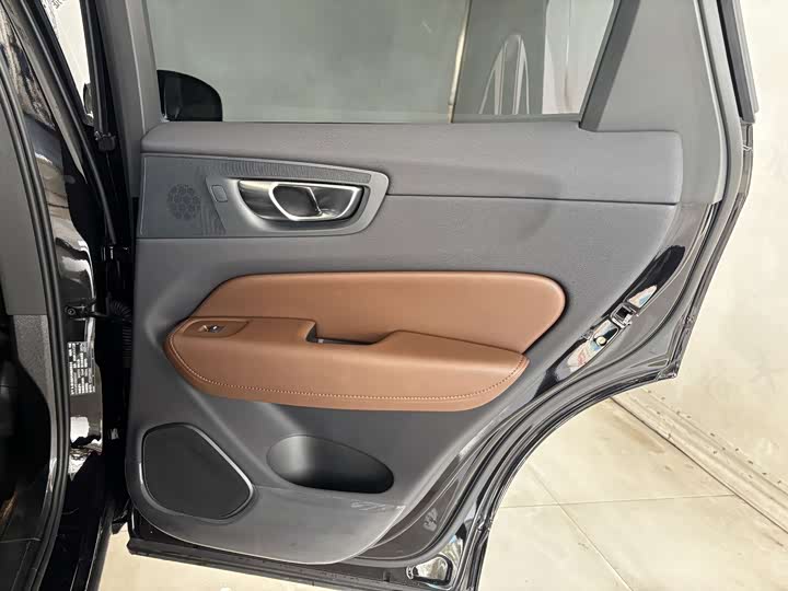 Фото 21 - Volvo XC60