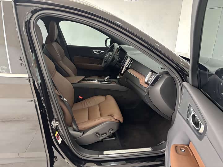 Фото 24 - Volvo XC60