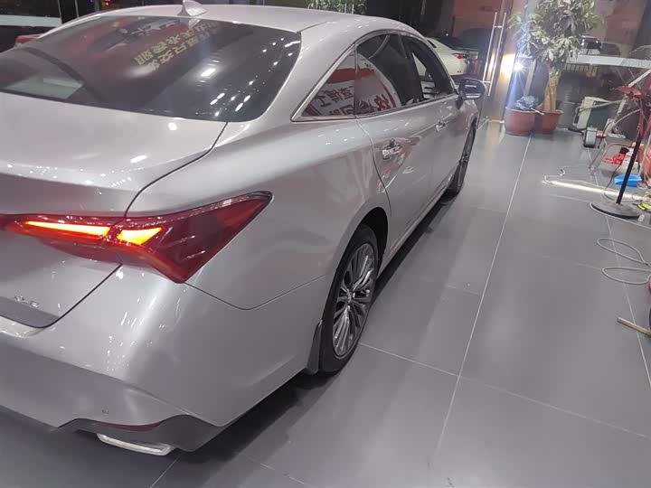 Фото 8 - Toyota Avalon