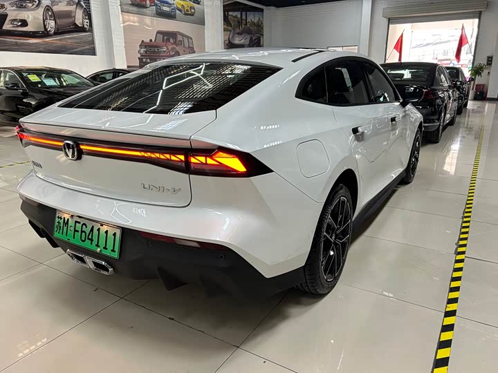 Фото 12 - Changan UNI-V Hybrid