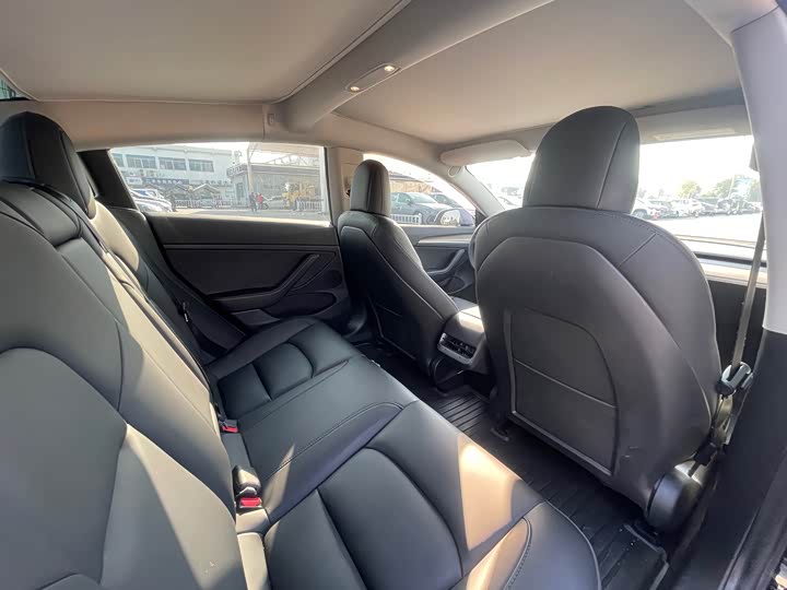 Фото 10 - Tesla Model 3