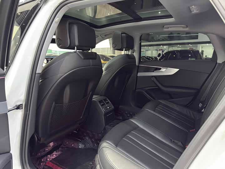 Фото 10 - Audi A4L