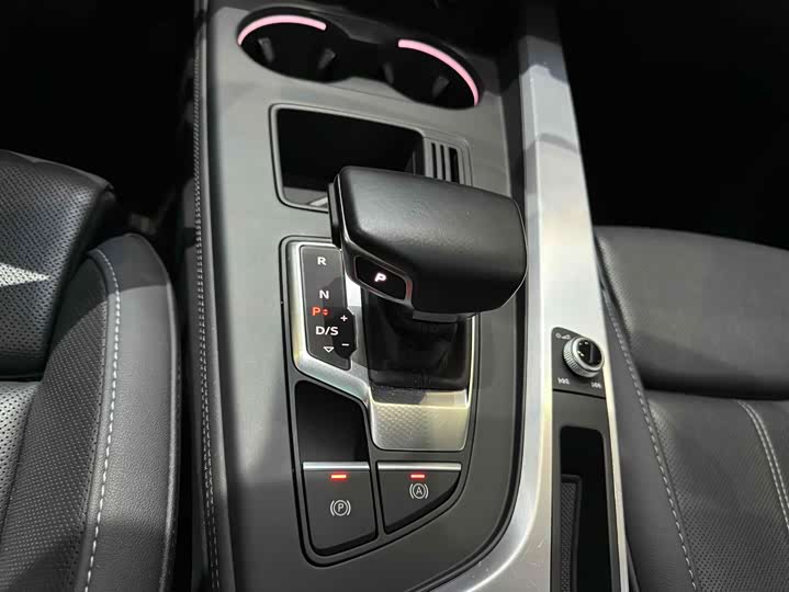 Фото 13 - Audi A4L