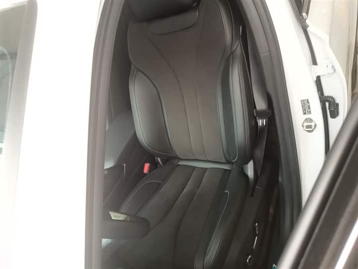 Фото 15 - Geely Monjaro