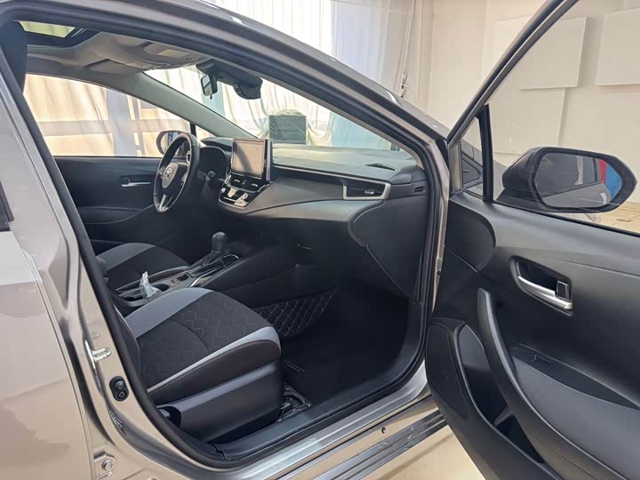 Фото 10 - Toyota Corolla