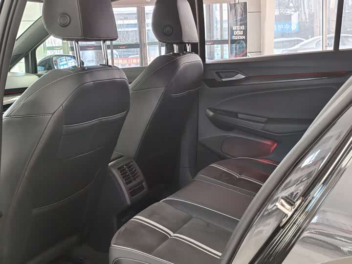 Фото 11 - Volkswagen Golf