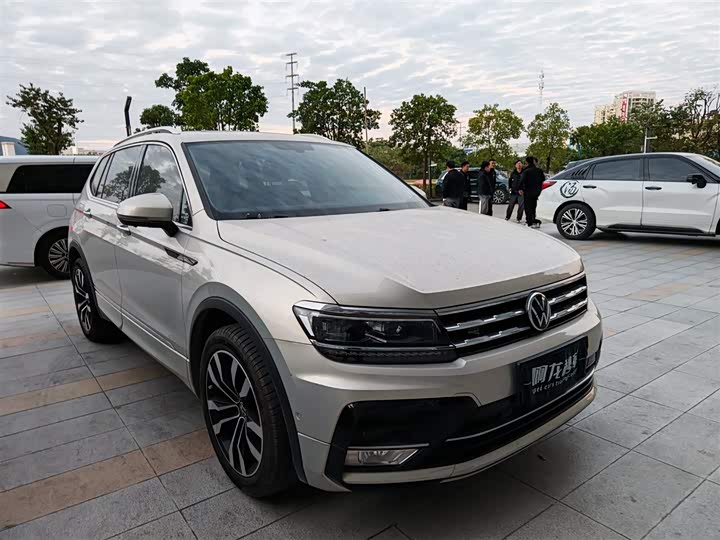 Фото 2 - Volkswagen Tiguan L Pro