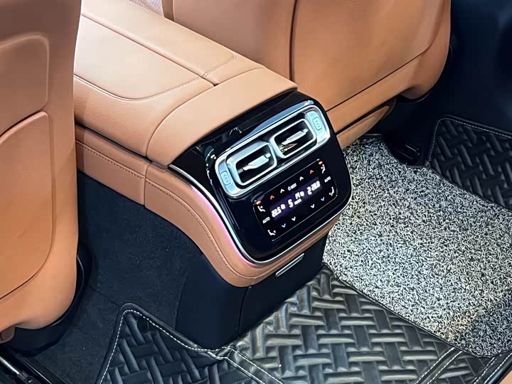 Фото 17 - Mercedes-Benz S-Class