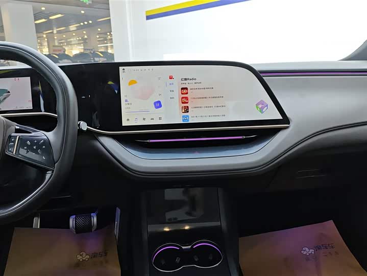 Фото 13 - Hongqi EH7