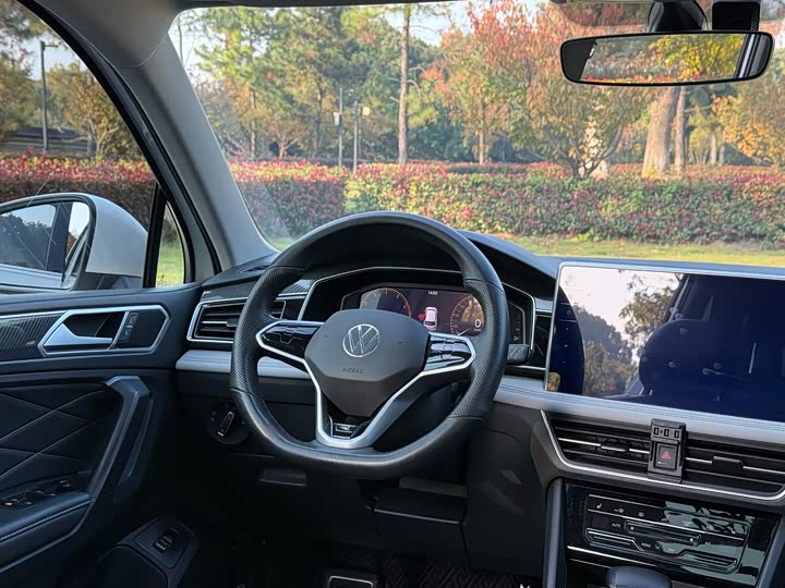 Фото 10 - Volkswagen Tiguan L Pro