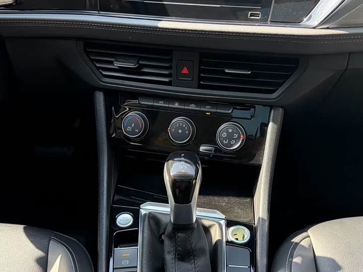 Фото 6 - Volkswagen Sagitar L